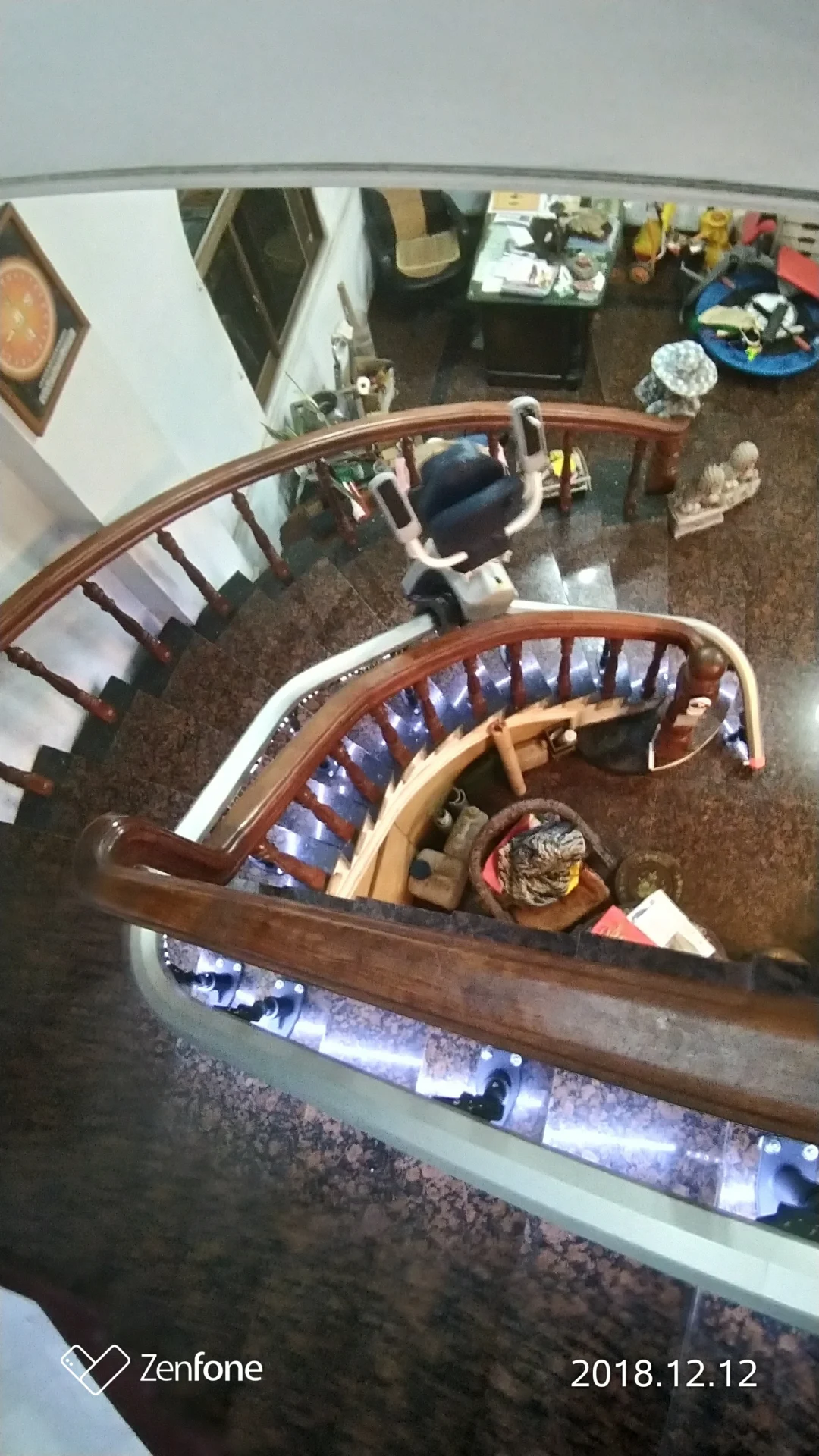 stairlift_case-curved_stairs-3-4