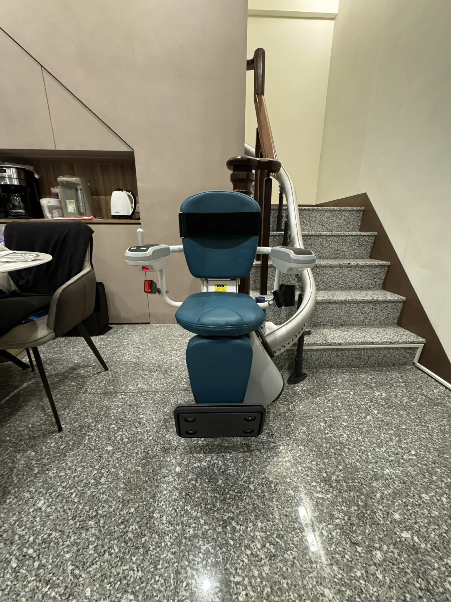stairlift_case-double_straight_stairs-7-2