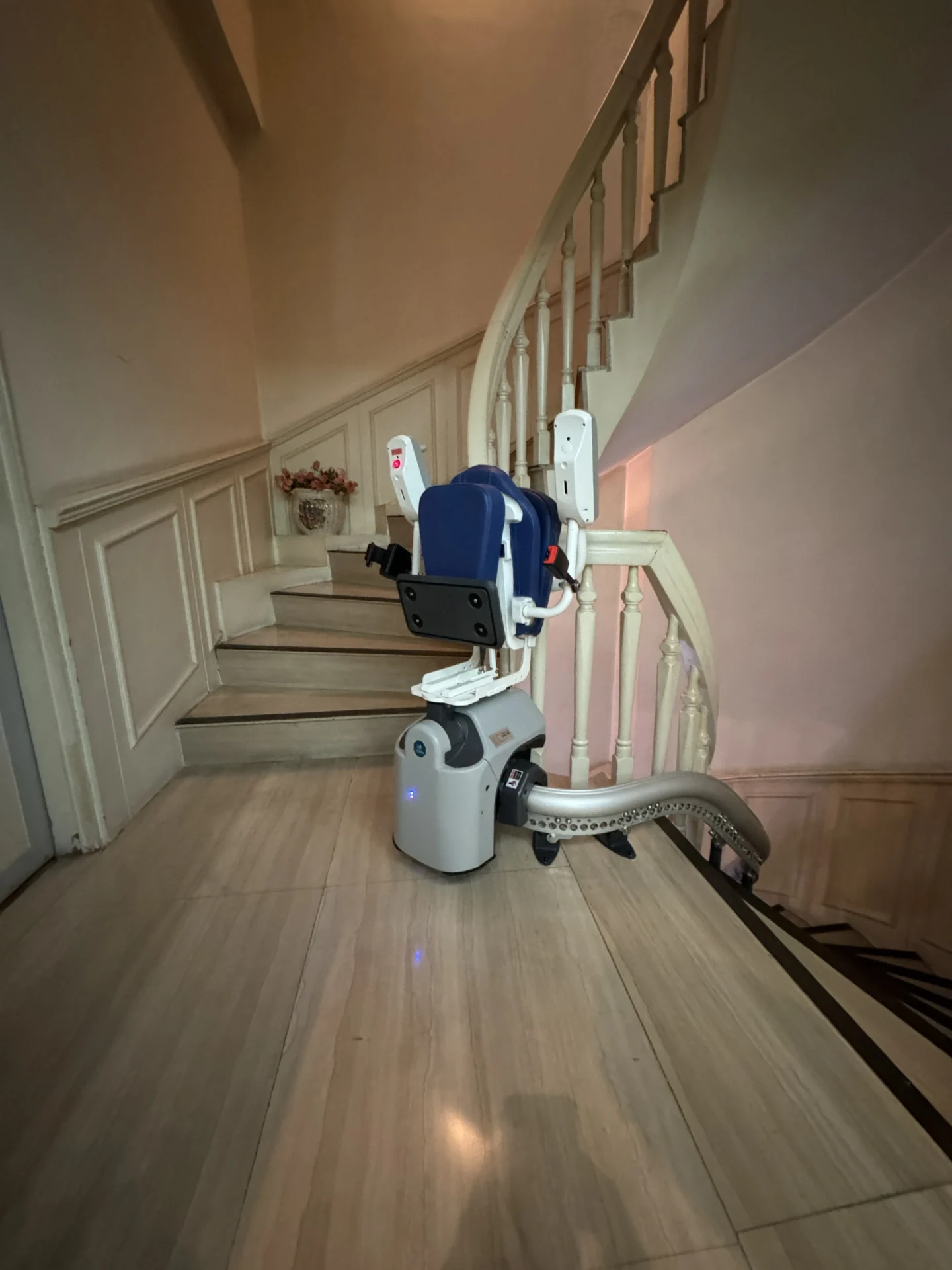 stairlift_case-spiral_stairs-4-8
